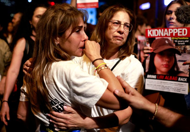 &copy; Reuters. FILE PHOTO: People react as residents of Tel Aviv show support and solidarity with the families of hostages who are being held in Gaza, amid the ongoing conflict between Israel and Hamas, in Tel Aviv, Israel, October 21, 2023. REUTERS/Ammar Awad/File Phot