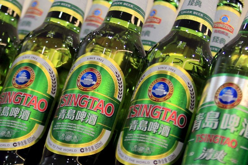 &copy; Reuters. FOTO DE ARCHIVO. Botellas de cerveza Tsingtao colocadas en los estantes de un supermercado en Shanghái, el 28 de marzo de 2016.. REUTERS/Aly Song