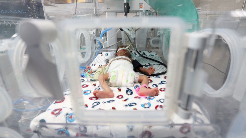 &copy; Reuters. طفل فلسطيني حديث الولادة يرقد في وحدة لرعاية حديثي الولادة  في مستشفى الشفاء  في غزة يوم الأحد. تصوير: محمد المصري- رويترز.