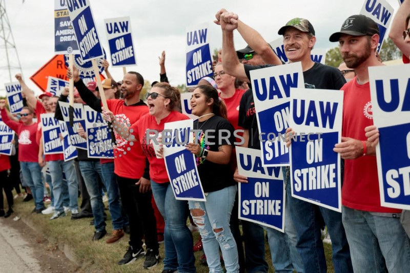 UAW amplia greve contra Stellantis para fábrica de picapes