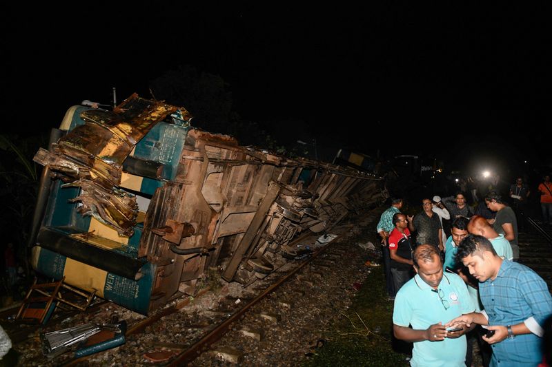 © Reuters. バングラデシュの首都ダッカ北東部で２３日、旅客列車と貨物列車が衝突し、少なくとも１３人が死亡したと地元の警察当局が発表した。（２０２３年　ロイター/Piyas Biswas）