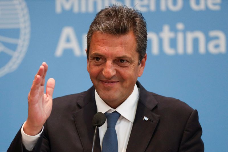 © Reuters. Argentina's presidential candidate Sergio Massa gestures during a press conference a day after the first round of Argentina's presidential election, in Buenos Aires, Argentina October 23, 2023. REUTERS/Cristina Sille