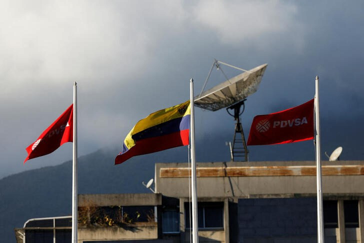 &copy; Reuters. Foto de archivo de banderas de Venezuela y PDVSA cerca de las oficinas de la petrolera en Caracas, Venezuela. Marzo 20, 2023. REUTERS/Leonardo Fernandez Viloria