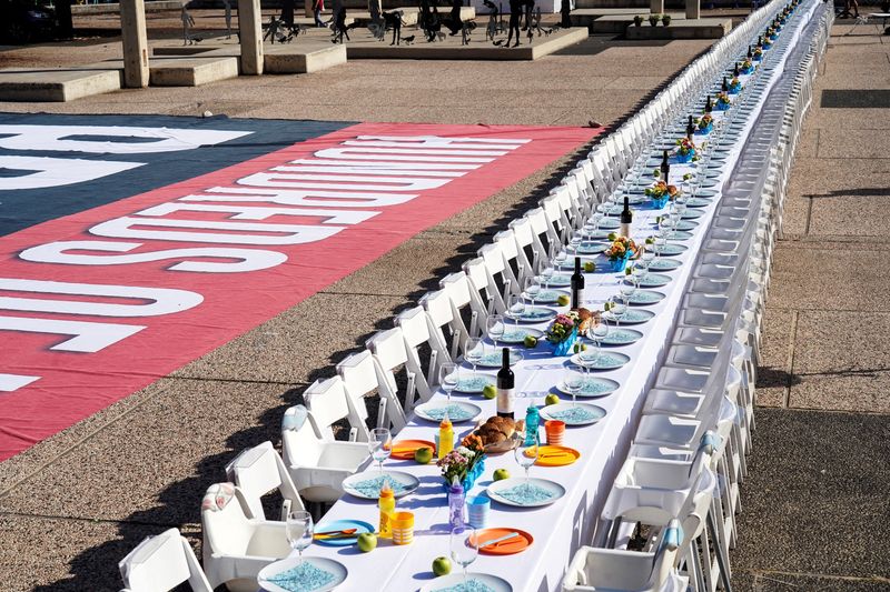 &copy; Reuters. Photo d'archives d'une table à manger est dressée avec des chaises vides qui représentent symboliquement des otages et des personnes disparues avec des familles qui attendent leur retour à la maison, à la suite d'une infiltration meurtrière par des 