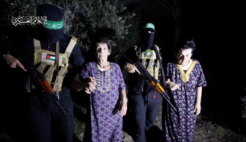© Reuters. Yocheved Lifshitz and Nurit Cooper (also known as Nurit Yitzhak) who were held hostages by Palestinian Hamas militants, are released by the militants, in this video screengrab obtained by Reuters on October 23, 2023.  Al-Qassam Brigades, military wing of Hamas/Handout via REUTERS 