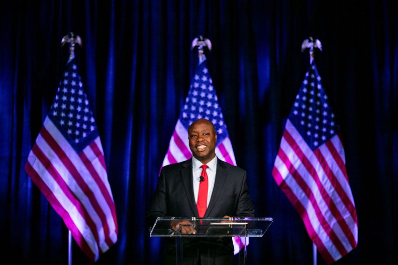 © Reuters. Republican presidential candidate U.S. Senator Tim Scott (R-SC) delivers a speech at New Beginnings Church in Chicago, Illinois, U.S., October 23, 2023.   REUTERS/Jim Vondruska