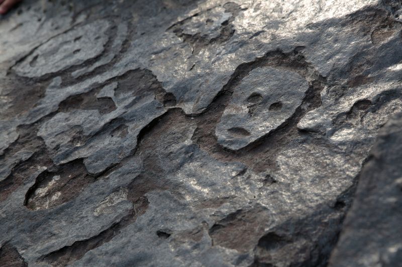 &copy; Reuters. Antigas gravuras em pedra em uma ponta rochosa do rio Amazonas expostas depois que os níveis de água caíram durante uma seca em Manaus, Amazonas, Brasil.
23/10/2023
REUTERS/Suamy Beydoun