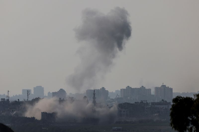© Reuters. دخان يتصاعد في سماء غزة كما شوهد من جنوب إسرائيل يوم الاثنين . تصوير : بيوليتا سانتوس مورا - رويترز . 