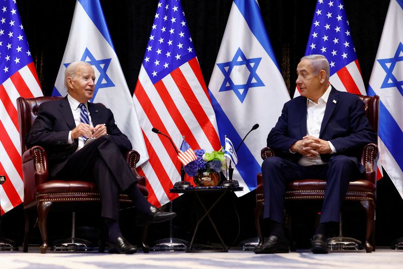 &copy; Reuters. الرئيس الأمريكي جو بايدن خلال اجتماعه مع رئيس الوزراء الإسرائيلي بنيامين نتنياهو في تل أبيب أثناء زيارته لإسرائيل في يوم 18 أكتوبر تشرين الأ