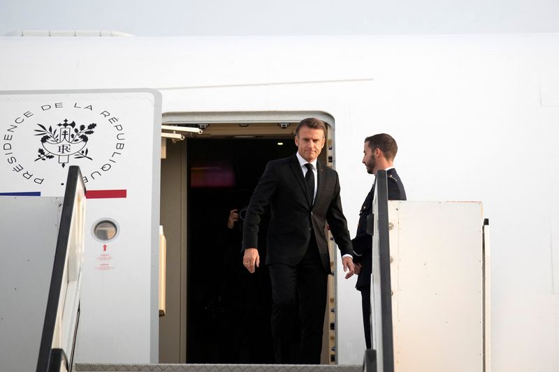 © Reuters. الرئيس الفرنسي إيمانويل ماكرون يصل إلى مطار بن جوريون في تل أبيب يوم الثلاثاء. صورة لرويترز من ممثل لوكالات الأنباء.
