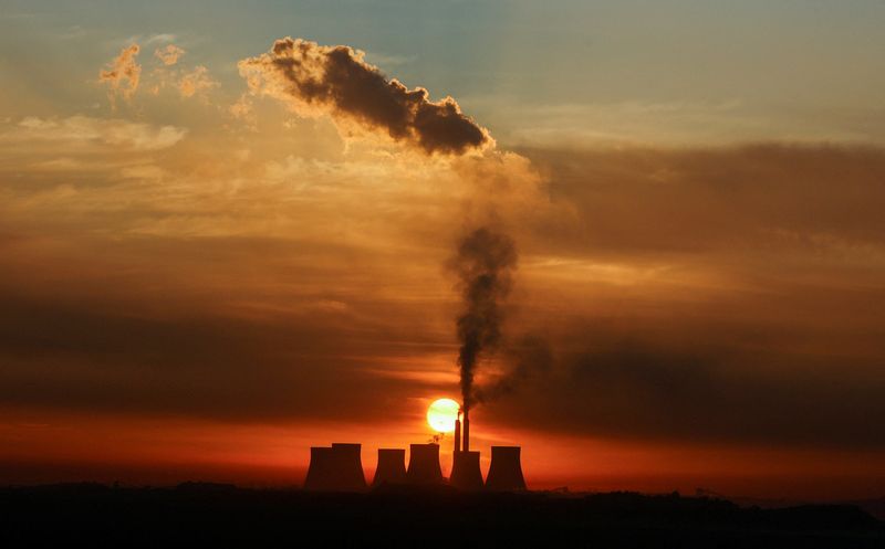 &copy; Reuters. FOTO DE ARCHIVO. El sol sale detrás de las torres de refrigeración de la central eléctrica de Kendal, una central de carbón de la empresa sudafricana Eskom, cerca de Witbank, en la provincia de Mpumalanga, Sudáfrica. 17 de enero de 2023. REUTERS/Siph
