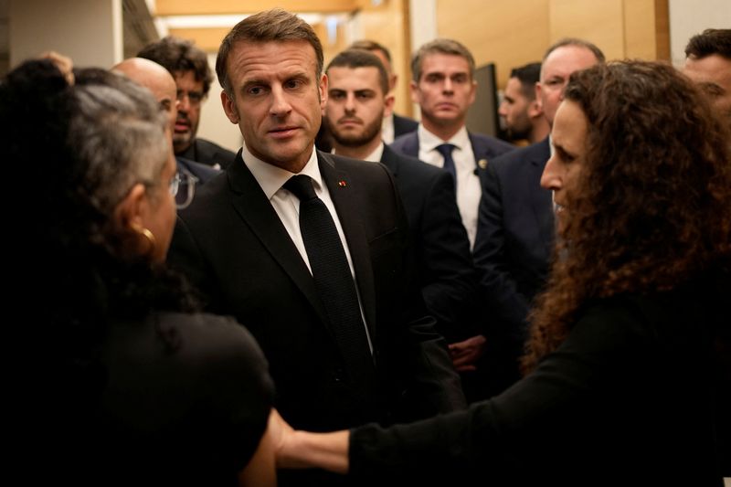 &copy; Reuters. Le président français Emmanuel Macron rencontre des ressortissants franco-israéliens à l'aéroport Ben Gourion, à Tel Aviv. /Photo prise le 24 octobre 2023/REUTERS/Christophe Ena/Pool
