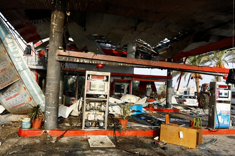 © Reuters. A general view of a petrol station hit in an Israeli strike, amid the ongoing conflict between Israel and Palestinian Islamist group Hamas, in Khan Younis in the southern Gaza Strip, October 24, 2023. REUTERS/Ibraheem Abu Mustafa