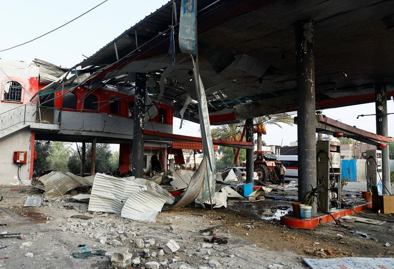 &copy; Reuters. A general view of a petrol station hit in an Israeli strike, amid the ongoing conflict between Israel and Palestinian Islamist group Hamas, in Khan Younis in the southern Gaza Strip, October 24, 2023. REUTERS/Ibraheem Abu Mustafa