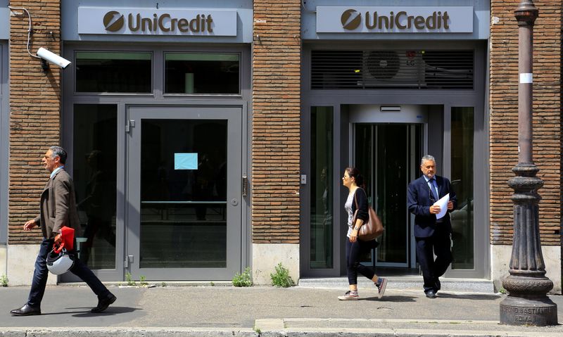 UniCredit supera sus previsiones con un aumento del 36% en su beneficio y refuerza su capital