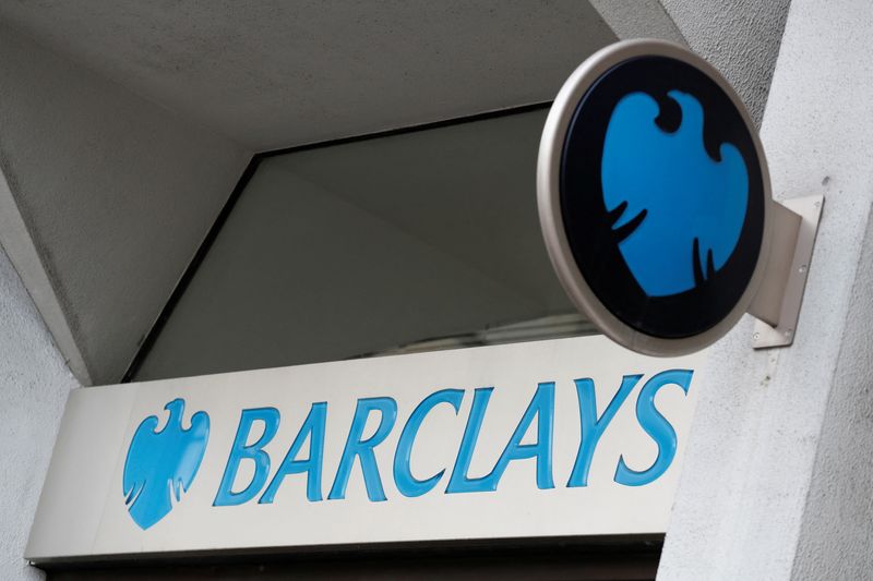 &copy; Reuters. Logo de Barclays à l'extérieur d'une succursale de la banque à Londres, en Grande-Bretagne. /Photo d'archives prise le 23 février 2017/REUTERS/Stefan Wermuth