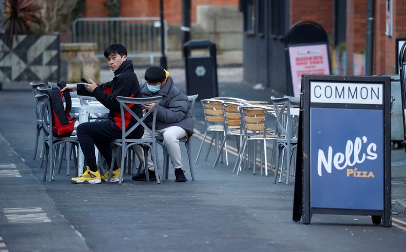 &copy; Reuters. FILE PHOTO: People wait to be served at an outdoor table at a restaurant in Manchester, Britain, December 18 , 2021. REUTERS/Phil Noble/File photo