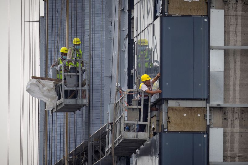 &copy; Reuters. FILE PHOTO: Men work at the construction site of an apartment building in Beijing, China, July 29, 2023. REUTERS/Thomas Peter/File photo