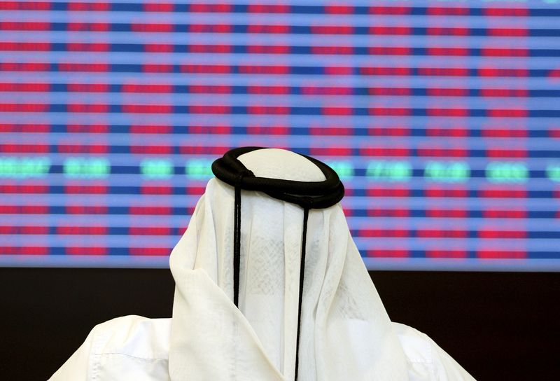 &copy; Reuters. مستثمر يراقب شاشة تعرض معلومات الأسهم في بورصة الدوحة بقطر في صورة من أرشيف رويترز.

