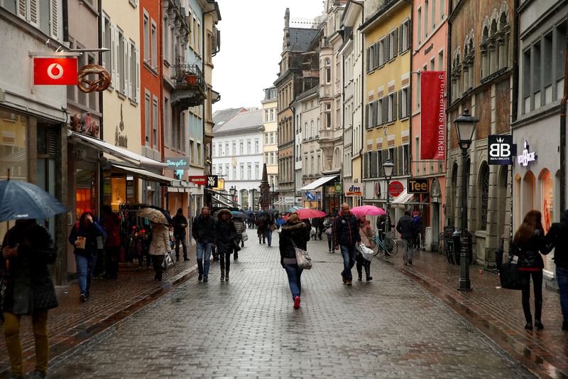 © Reuters. FILE PHOTO: FILE PHOTO: People walk on a shopping street in the southern German town of Konstanz January 17, 2015.REUTERS/Arnd Wiegmann/File Photo