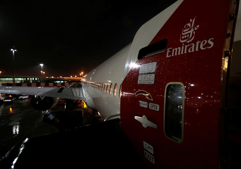 © Reuters. شعار طيران الإمارات يظهر علي طائرة في مطار دبي الدولي بصورة من أرشيف رويترز.