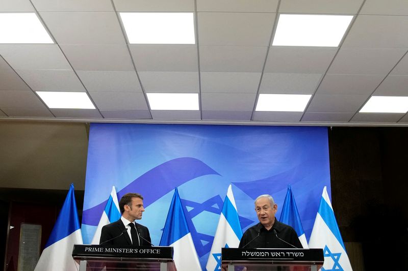 &copy; Reuters. الرئيس الفرنسي إيمانويل ماكرون خلال مؤتمر صحفي مع رئيس الوزراء الإسرائيلي بنيامين نتنياهو في القدس يوم الثلاثاء. صورة لرويترز من ممثل لوكا