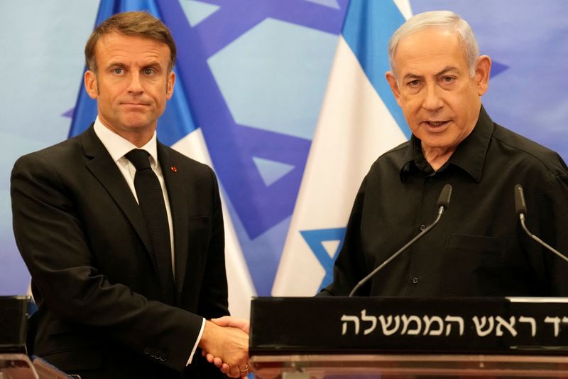 &copy; Reuters. Le Premier ministre israélien Benjamin Netanyahu et le président français Emmanuel Macron lors d'une conférence de presse à Jérusalem. /Photo prise le 24 octobre 2023/REUTERS/Christophe Ena/Pool