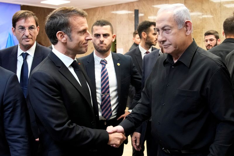 &copy; Reuters. Benjamin Netanyahu e Emmanuel Macron em Jerusalém
 24/10/2023    Christophe Ena/Pool via REUTERS