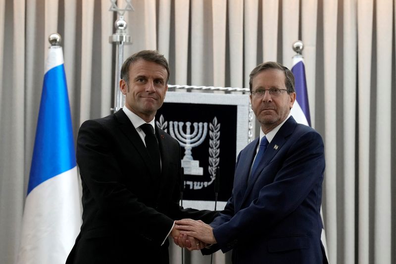 &copy; Reuters. El presidente francés, Emmanuel Macron, a la izquierda, estrecha la mano del presidente de Israel, Isaac Herzog, en Jerusalén. 24 de octubre de 2023. Christophe Ena/Pool vía REUTERS