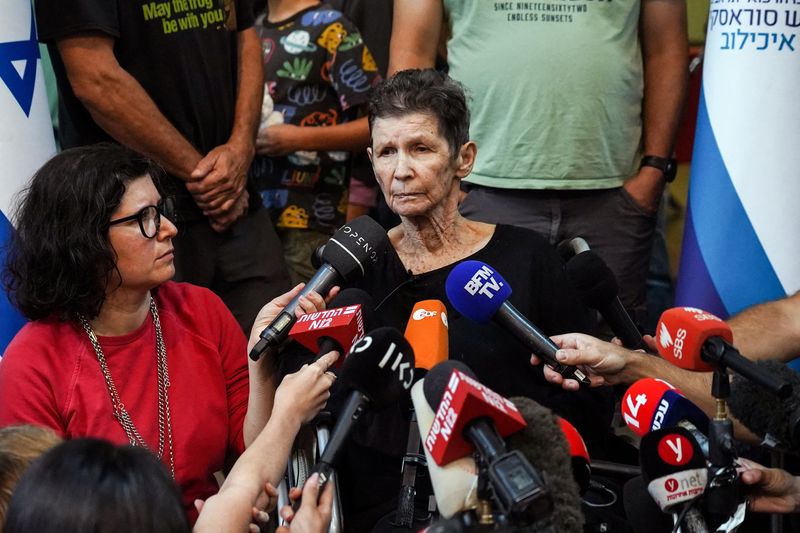 &copy; Reuters. Yocheved Lifshitz, de 85 años, israelí rehén en Gaza, habla con la prensa tras ser liberada por militantes de Hamás, en el Hospital Ichilov de Tel Aviv, Israel. 24 de octubre de 2023. REUTERS/Janis Laizans