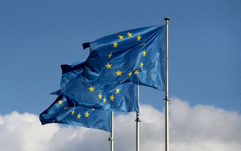 &copy; Reuters. Drapeaux de l'Union européenne devant le siège de la Commission européenne à Bruxelles, en Belgique. /Photo d'archives prise le 19 septembre 2019/REUTERS/Yves Herman