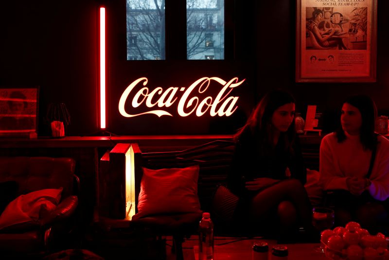 &copy; Reuters. FOTO ARCHIVO: Un logotipo de Coca-Cola aparece durante un evento en París, Francia. 21 de marzo, 2019. REUTERS/Benoit Tessier/Archivo