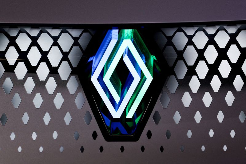 &copy; Reuters. Le logo de Renault au parc des expositions de la Porte de Versailles à Paris, France. /Photo d'archives prise le 15 juin 2023/REUTERS/Gonzalo Fuentes