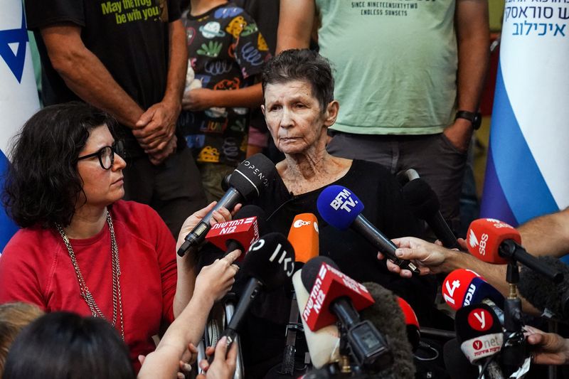 &copy; Reuters. يوشيفيد ليفشيتز 85 عاما جدة إسرائيلية كانت محتجزة كرهينة في غزة تتحدث إلى الصحفيين عقب إطلاق سراحها من قبل مسلحي حماس في مستشفى إيخيلوف في تل