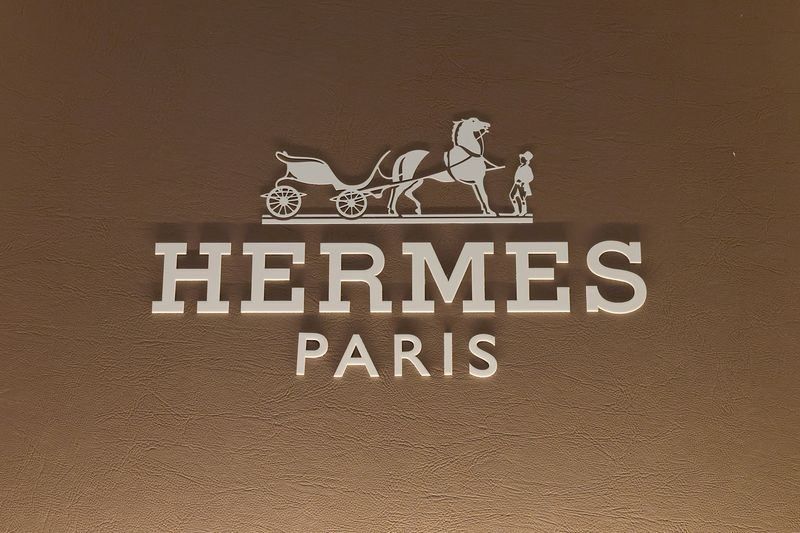 &copy; Reuters. Il logo di Hermes è raffigurato alla mostra Orologi e Meraviglie a Ginevra, Svizzera, 30 marzo 2022. REUTERS/Denis Balibouse/Foto d'archivio