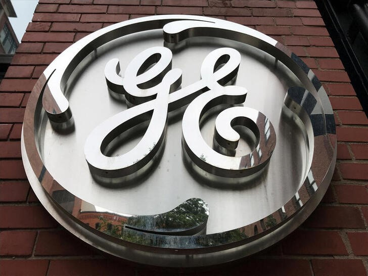 © Reuters. Imagen de archivo del logo de General Electric Co en la sede de la compañía en Boston, Massachusetts, EEUU. 23 julio 2019. REUTERS/Alwyn Scott
