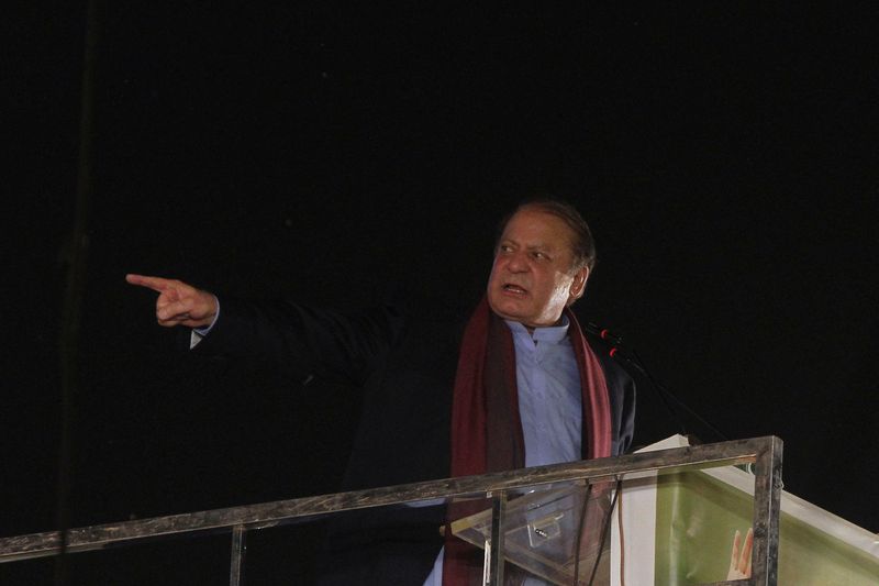 &copy; Reuters. FILE PHOTO: Pakistan's former Prime Minister Nawaz Sharif addresses supporters upon his arrival from a self-imposed exile in London, ahead of the 2024 Pakistani general election, in Lahore, Pakistan October 21, 2023. REUTERS/Mohsin Raza/File Photo