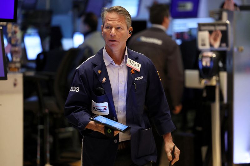 © Reuters. Traders work on the floor at the New York Stock Exchange (NYSE) in New York City, U.S., October 23, 2023.  REUTERS/Brendan McDermid