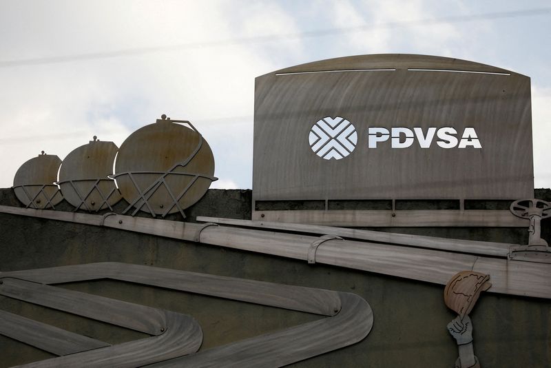 &copy; Reuters. FOTO ARCHIVO: Un letrero que representa imágenes de operaciones petroleras se ve fuera de un edificio de la petrolera estatal venezolana PDVSA en Caracas, Venezuela. 28 de enero, 2019. REUTERS/Carlos García Rawlins/Archivo