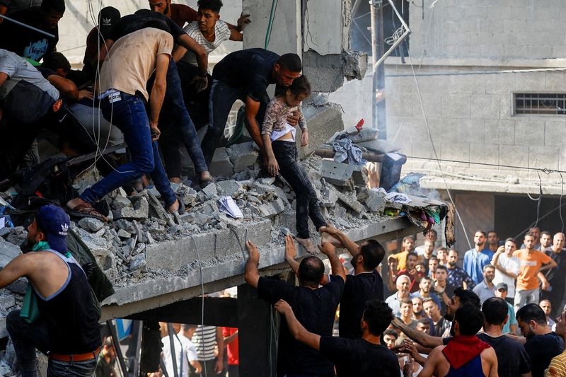 &copy; Reuters. Palestinos llevan a un niño herido en el lugar de un ataque israelí contra una casa, en Jan Yunis, en el sur de la Franja de Gaza. 24 de octubre de 2023. REUTERS/Ibraheem Abu Mustaf