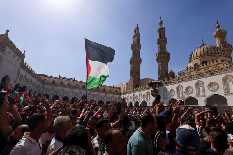 &copy; Reuters. أشخاص يشاركون في احتجاج دعما لفلسطين في مسجد الأزهر بالقاهرة يوم 20 أكتوبر تشرين الأول 2023. تصوير: محمد عبدالغني - رويترز.