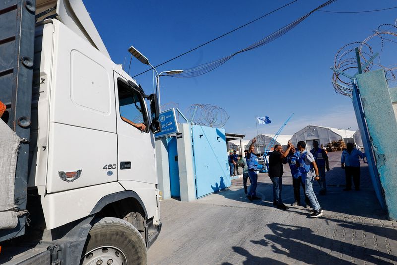 &copy; Reuters. شاحنة تحمل مساعدات تصل إلى منشأة تخزين تابعة للأمم المتحدة في غزة يوم 21 أكتوبر تشرين الأول 2023. تصوير: محمد سالم - رويترز.