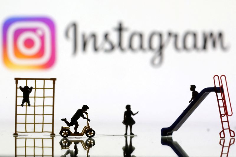 © Reuters. Children playground miniatures are seen in front of displayed Instagram logo in this illustration taken April 4, 2023. REUTERS/Dado Ruvic/Illustration/File Photo