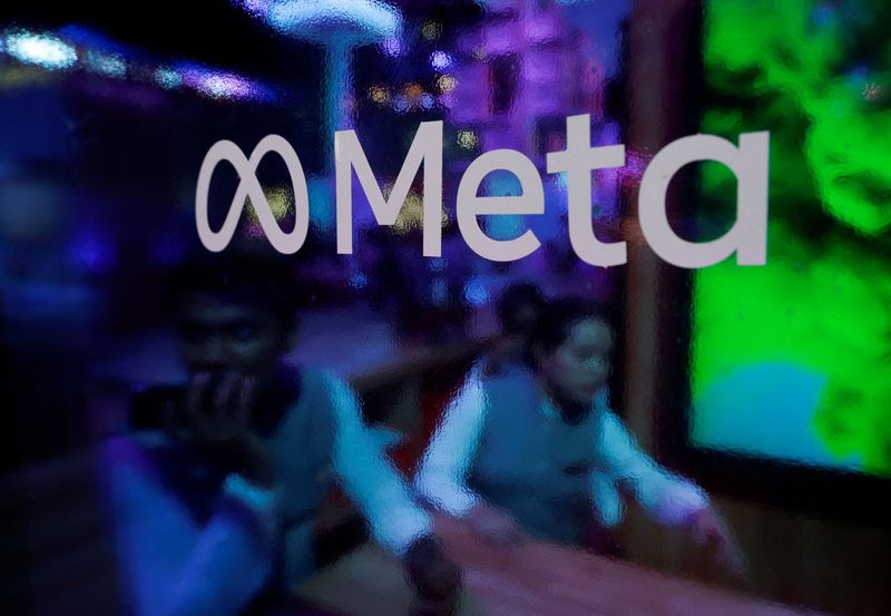 &copy; Reuters. FOTO DE ARCHIVO: Varias personas aparecen detrás de un logotipo de Meta Platforms, durante una conferencia en Mumbai, India. 20 de septiembre de 2023. REUTERS/Francis Mascarenhas/Foto de archivo