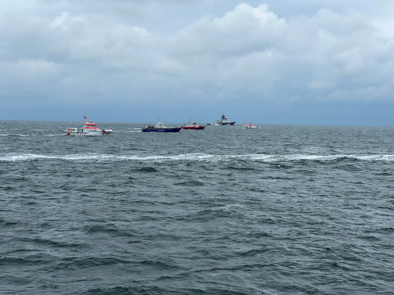 © Reuters. German rescue ships are seen in search for survivors following the collision of two freighter ships, the British-flagged vessel Verity and the Bahamas-flagged freighter Polesie, in the German North Sea Bight, as Germany's Central Command for Maritime Emergencies said on Tuesday, in this handout photo obtained by Reuters on October 24, 2023.  Havariekommando/Handout via REUTERS   