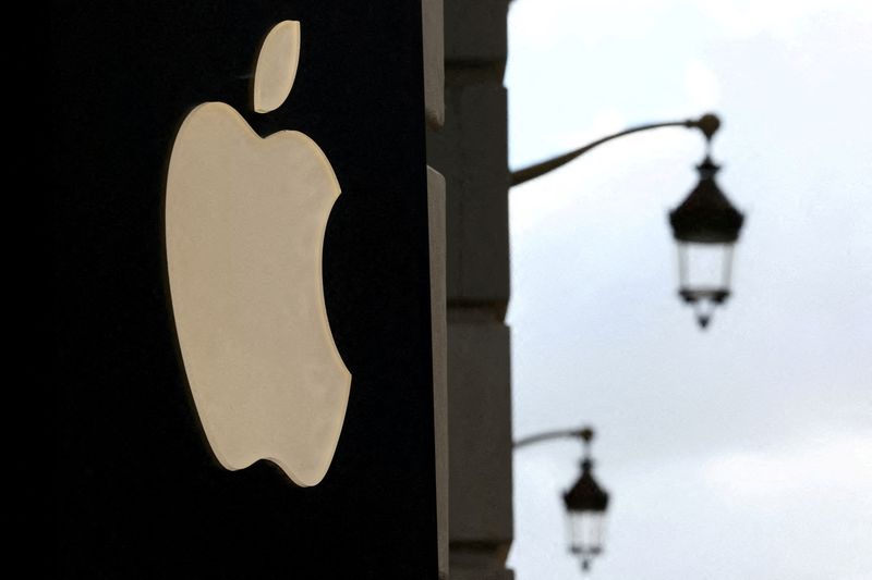 &copy; Reuters.  FILE PHOTO: An Apple logo is pictured outside an Apple store in Lille, France, September 13, 2023. REUTERS/Stephanie Lecocq/File Photo