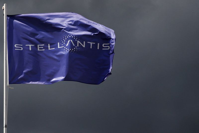 &copy; Reuters. FILE PHOTO: A flag with the logo of Stellantis is seen at the company's corporate office building in Saint-Quentin-en-Yvelines near Paris, France, May 5, 2021. REUTERS/Gonzalo Fuentes