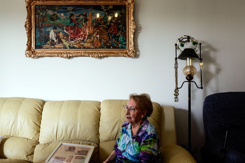 &copy; Reuters. Sarina Blumenfeld, de 89 anos, sobrevivente do Holocausto, dá entrevista em sua casa, em Ashdod, Israel
23/10/2023
REUTERS/Ammar Awad