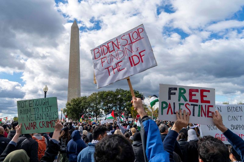 © Reuters. FILE PHOTO: People gather for a rally held by American Muslims for Palestine calling for a cease fire in Gaza at the Washington Monument in Washington, U.S., October 21, 2023.  REUTERS/Bonnie Cash/File Photo