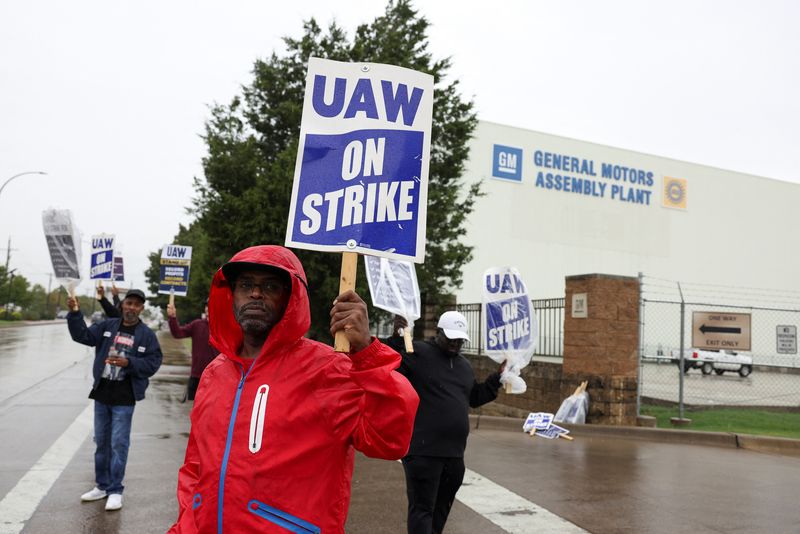 © Reuters. United Auto Workers (UAW) members strike at a General Motors assembly plant that builds the U.S. automaker's full-size sport utility vehicles, in another expansion of the strike in Arlington, Texas, U.S. October 24, 2023.  REUTERS/James Breeden 